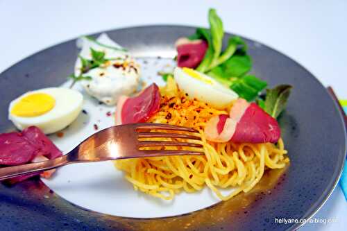 Nid de pâtes au magret fumé et oeuf dur ou mollet et crème à la ciboulette