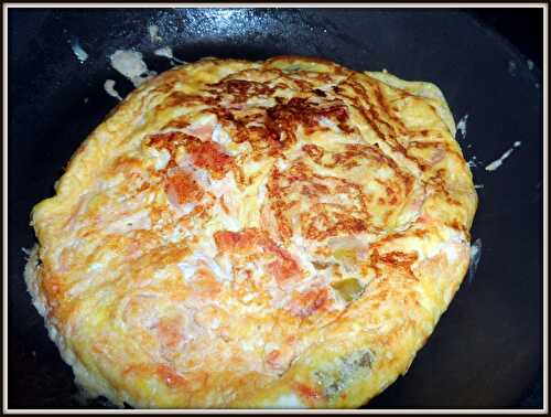 Omelette aux poivrons, tomates, olives et poulet