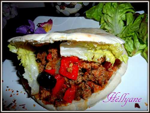 Pain Pita, fourré aux poivrons, tomates, olives et piment concassé