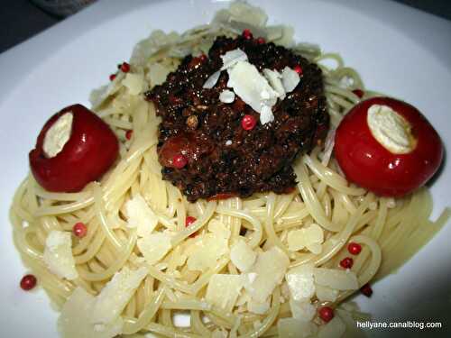 Pâte à la sauce à l'ail - tapenade olives noires - poivrons - huile d'olive - parmesan