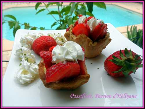 PETITES CORBEILLES A LA CREME DE FRAISE A LA PISTACHE