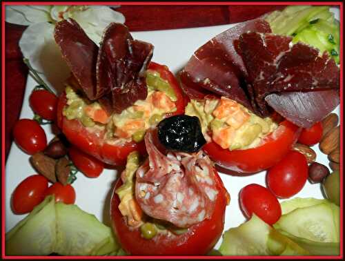 PETITS PANIERS DE TOMATES, MACÉDOINE, VIANDE DE GRISON