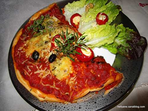 Pizza à la sauce tomate /confit de poivrons et ratatouille, aux 3 fromages "gruyère/chèvre/parmesan, garnie de poivrons cerises