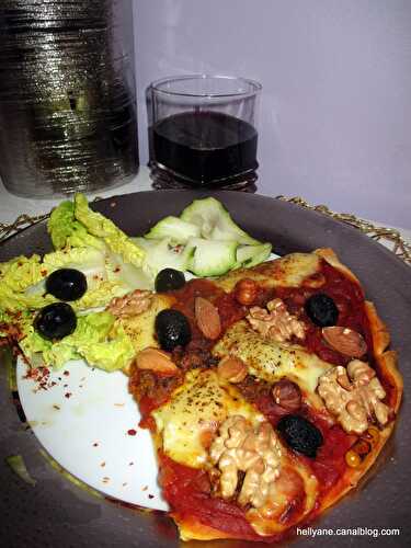 Pizza "tomate/curcuma" au fromage à raclette et fruits secs Bio