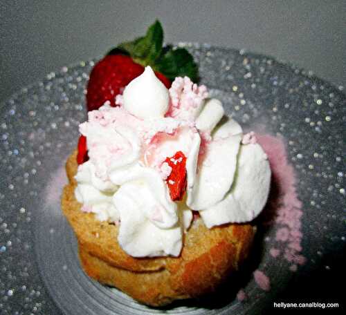 Profiterole garnie de fraises écrasées sucrées de baies de goji et de crème fouettée