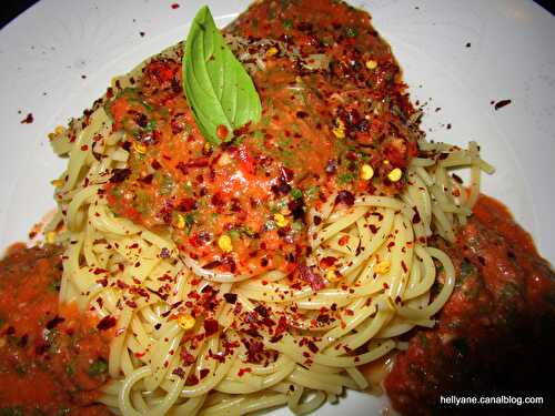 Recette Pâtes spaghetti à la sauce basilic / tomates / parmesan / ail/ confit de ratatouille / huile