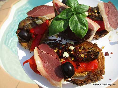 Recette tartines grillées, garnies de filets d'aubergine et de poivrons grillés à l'huile d'olive avec du magret de canard