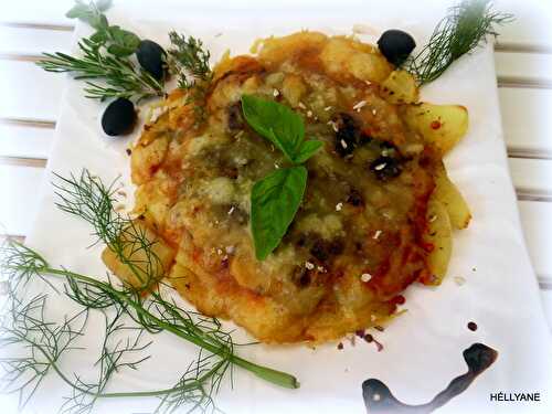 Rosace de pommes de terre, courgettes à la sauce tomate, thon émietté, olives noires et huile d'olive