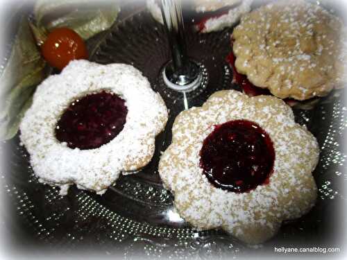 SABLÉS "fleurs, ronds, étoiles,..." à la CONFITURE DE FRAMBOISES ET ABRICOTS