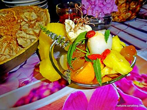 Salade de fruits très colorée à la poudre de baobab