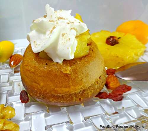 Savarin ou baba au rhum à l'ananas caramélisé, crème fouettée et baies de goji