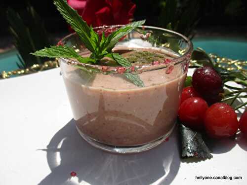 Smoothie aux fruits de saison et fruits secs avec de la poudre de feuilles de graviola corossol Bio et du lait de coco