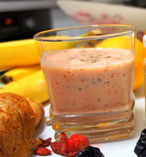 Smoothie aux fruits : fraises, bananes, pommes, pruneaux, gingembre, baies de goji et poudre de baies d'açaï