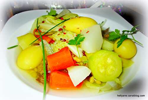 Soupe de légumes de saison avec de la viande de pot au feu .