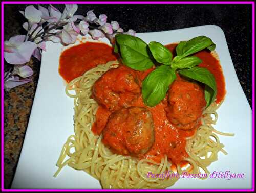 Spaghetti aux boulettes avec sa sauce tomate, lait de coco et amande.