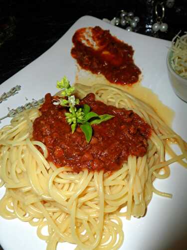 Spaghetti et pizza sauce tomate aux calamars