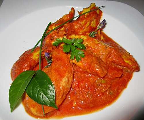 Suprême de pintade en sauce tomate - coco - curcuma aux feuilles de baobab