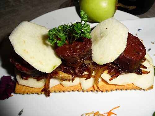 Tartelette au parmesan, sur son confit d'oignons caramélisés, au boudin noir et pommes granny