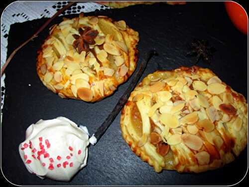 Tartelettes feuilletées à la confiture de pommes, caramel et amandes effilées