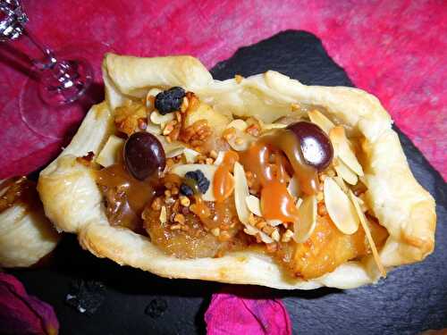 Tartelettes feuilletées pommes, bananes et fruits rouges caramélisés