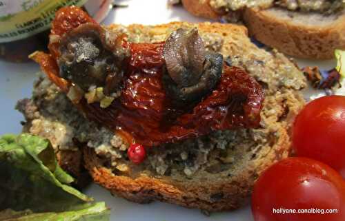 Tartine grillée à la terrine d'escargots, tomates séchées et mini escargots