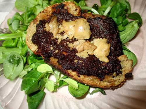 Tartines grillées à la tapenade et foie de morue