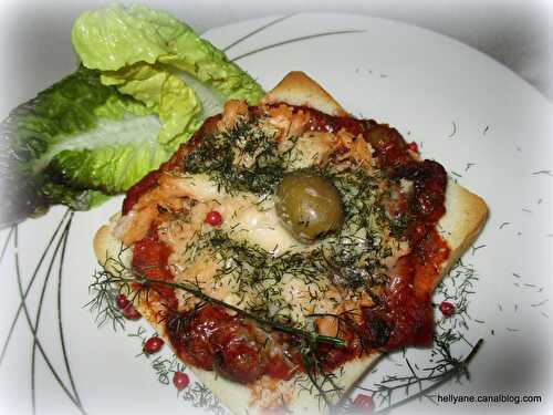 Toast/ bruchetta au saumon/ parmesan/ câpres/ sauce tomate-olives