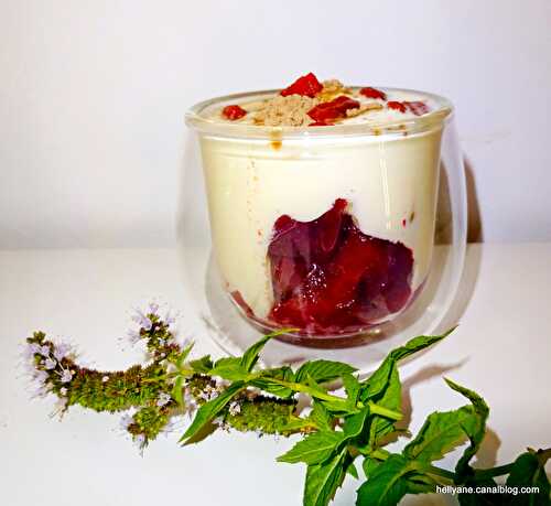 Verrine à la mousse amlou/miel + prune - baies de goji - et poudre d'acaï