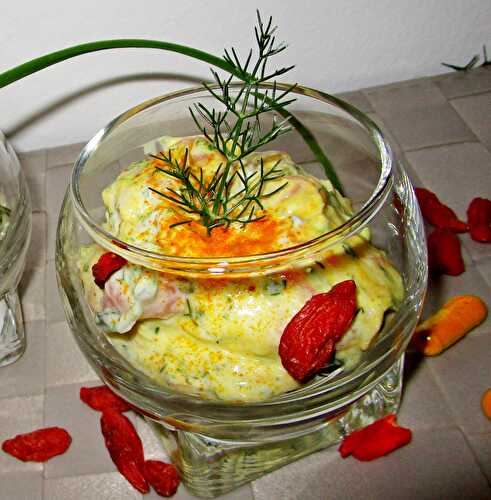 Verrines à la crème de saumon, baies de goji, aneth, curcuma et spiruline