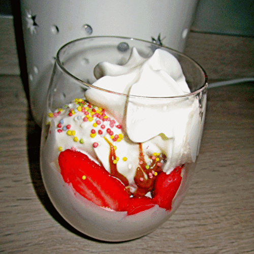Verrines à la mousse de fromage blanc/mascarpone avec des fraises et de la confiture de lait