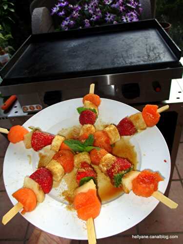 Vidéo" Brochettes de fruits caramélisés, cuisson à la plancha à gaz