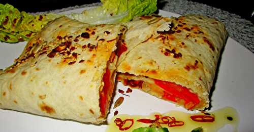 Wraps garnis avec des poivrons et du poulet de ferme