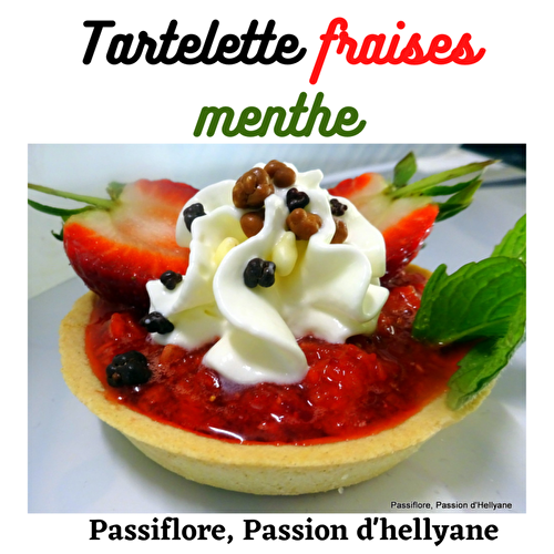 Tartelettes sablées aux fraises avec de la crème fouettée