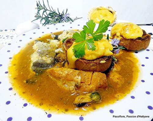 Bouillabaisse avec de la lotte, des croûtons à la rouille du pêcheur