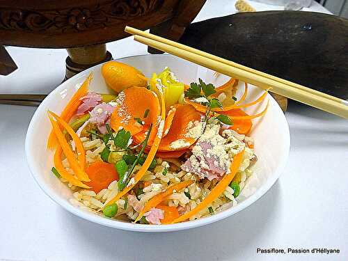 Riz cantonnais - légumes, omelette, jambon, pâte de curry et poudre de baobab.