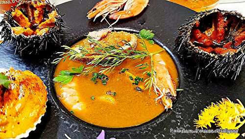 Soupe de Moules au Corail d'Oursins avec des crevettes