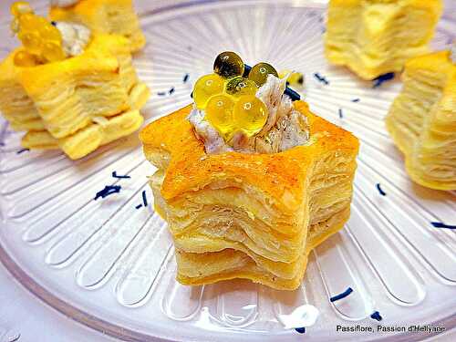 Mini étoiles feuilletées à la crème de sardines, spiruline et perles de jus de citron.