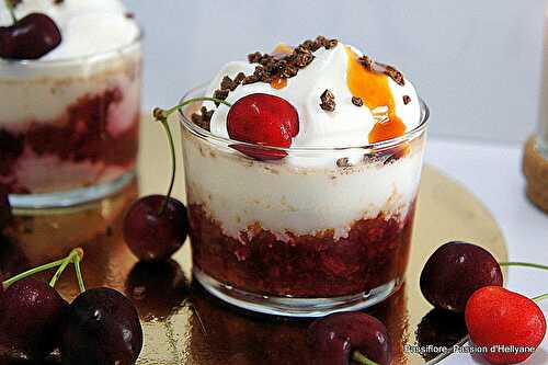 Mousse onctueuse sur un lit de cerises