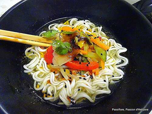 Nouilles chinoises au curry aux légumes et graines de nigelle.