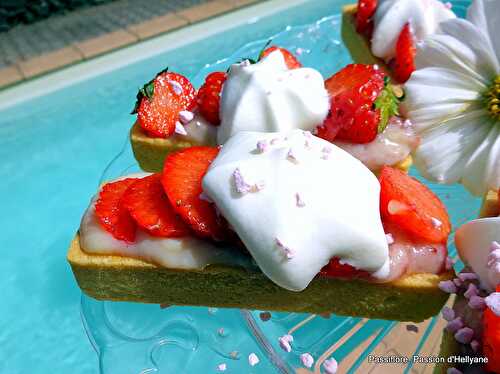 Tartelettes allongées trendy à la crème pâtissière fraises.