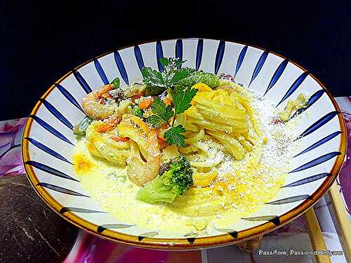 Crevettes en sauce coco /curcuma avec des légumes et des nouilles.