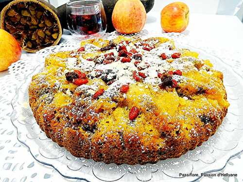 Fondant aux pommes avec des baies rouges, des raisins et de la poudre de baobab