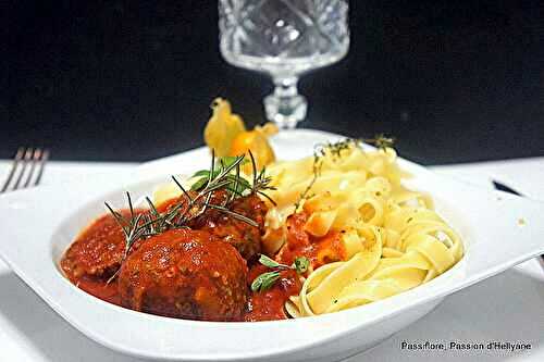 Nid de pâtes aux boulettes de viande en sauce 