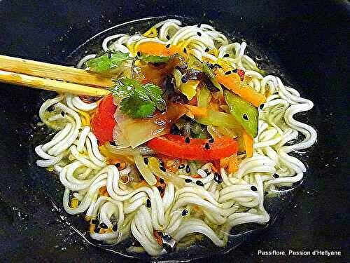 Soupe chinoise, " nouilles, poulet, légumes et graines de nigelle + capsaïcine piment"