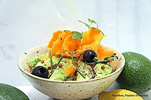 Salade de quinoa , avocat Bacon bio et fruits secs 