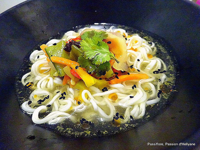 Soupe chinoise, " nouilles, poulet, légumes et graines de nigelle + capsaïcine piment