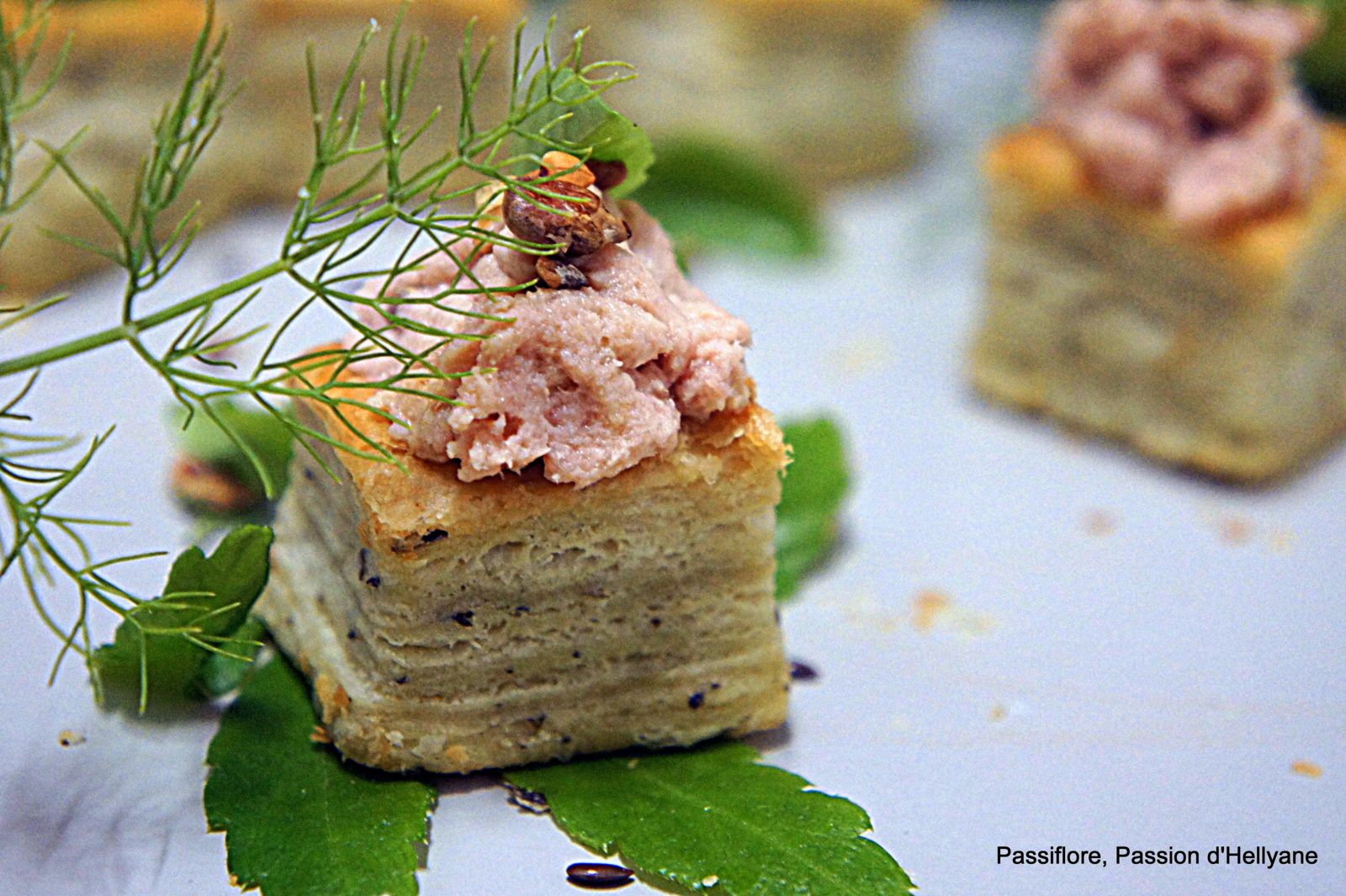 Mini bouchée carrée Saveur Pesto aux rillettes de saumon et graines
