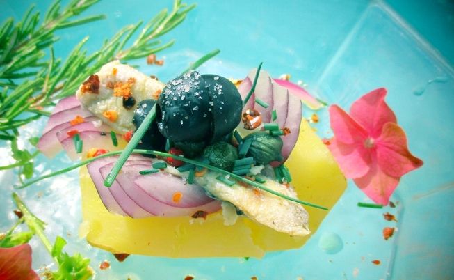 Pomme de terre garnie "filets de hareng, oignon rouge, olive, huiles, spiruline câpres 