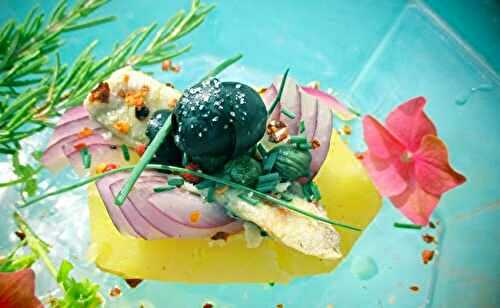 Pomme de terre garnie "filets de hareng, oignon rouge, olive, huiles, spiruline câpres 