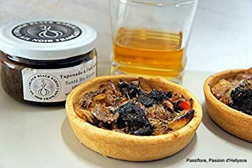 Quiche oignons confits /  tapenade ail noir / thym